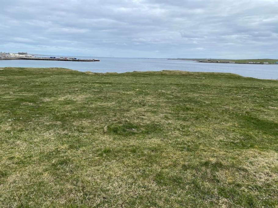 2 Bedroom House Overlooking Bay, Westray Holiday home *