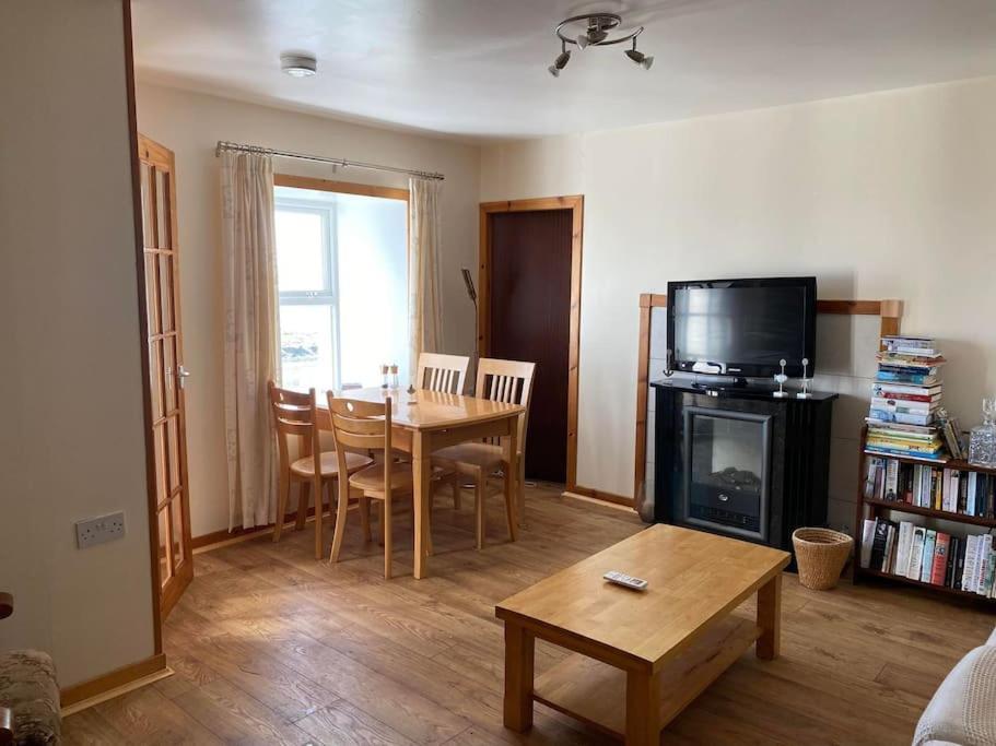 2 Bedroom House Overlooking Bay, Westray Holiday home *